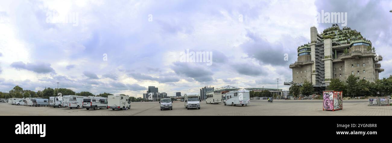 Foto panoramica convertita in un ex grattacielo con tetto verde e scale esterne a Feldstrasse su St. Pauli e accanto al motoscafo parcheggiato Foto Stock