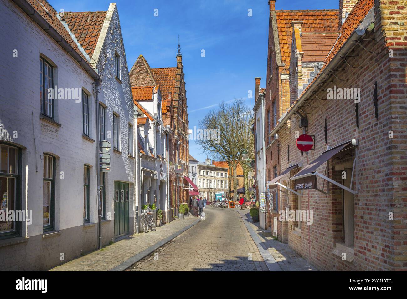 Bruges, Belgio, 10 aprile 2016: Vista sulla strada con case tradizionali medievali, gente nella popolare destinazione belga Bruges, Belguim, Europa Foto Stock