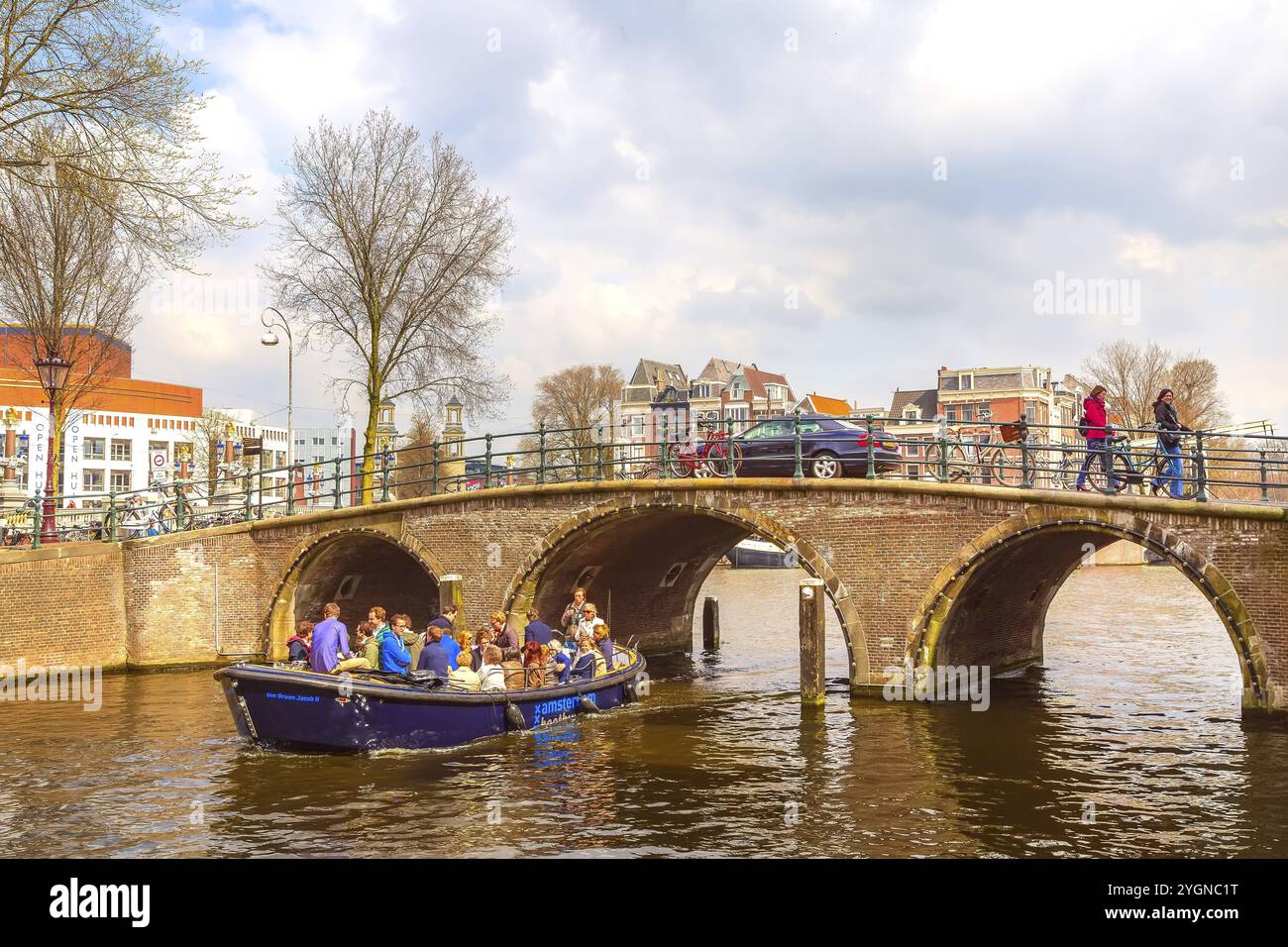 Amsterdam, Paesi Bassi, 31 marzo 2016: Nave da crociera sui canali di Amsterdam in Olanda, ponte, persone e vista sulla strada Foto Stock