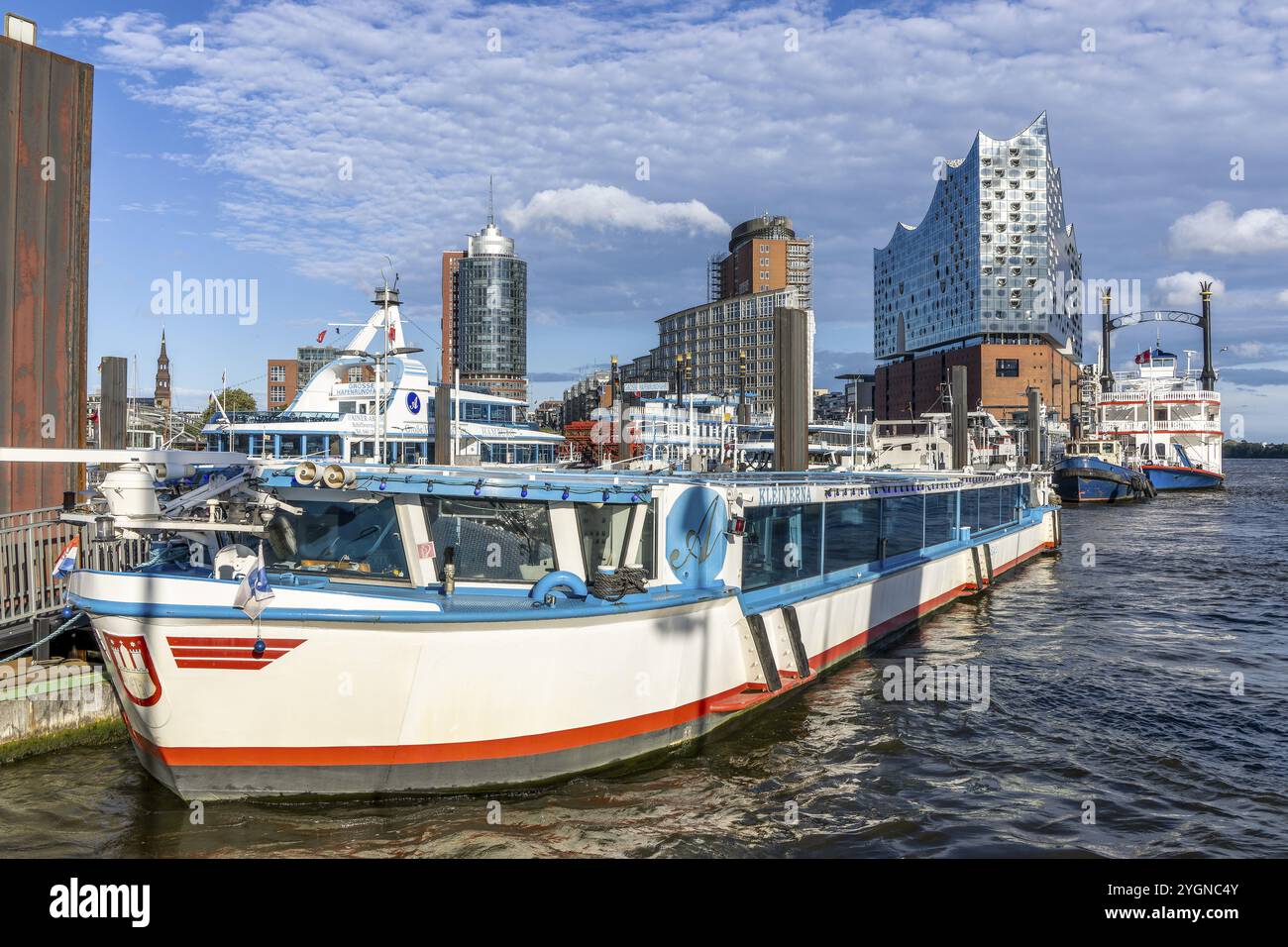 Barca ormeggiata all'Ueberseebruecke e alla Filarmonica dell'Elba di Amburgo sullo sfondo, città anseatica di Amburgo, Amburgo, Germania, Europa Foto Stock