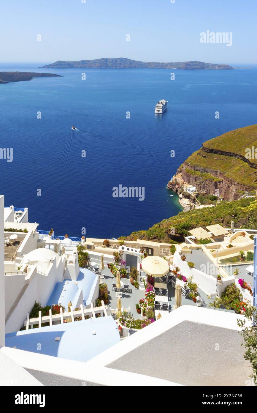 Isola di Santorini, Grecia architettura bianca e bellissimo paesaggio con vista mare Foto Stock