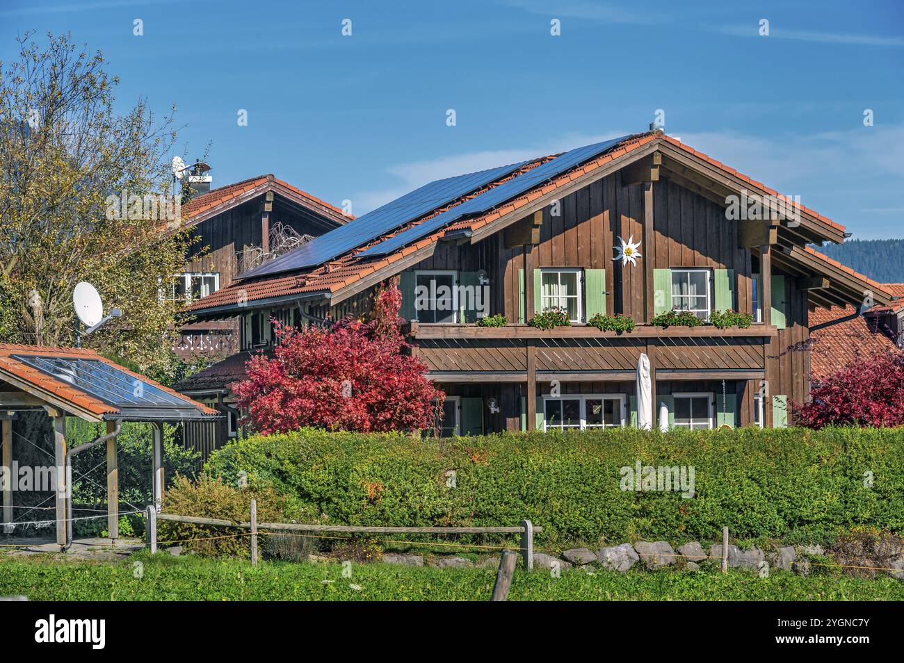 Case di campagna sullo Schweineberg, cielo azzurro, vicino a Ofterschwang, Allgaeu, Baviera, Germania, Europa Foto Stock