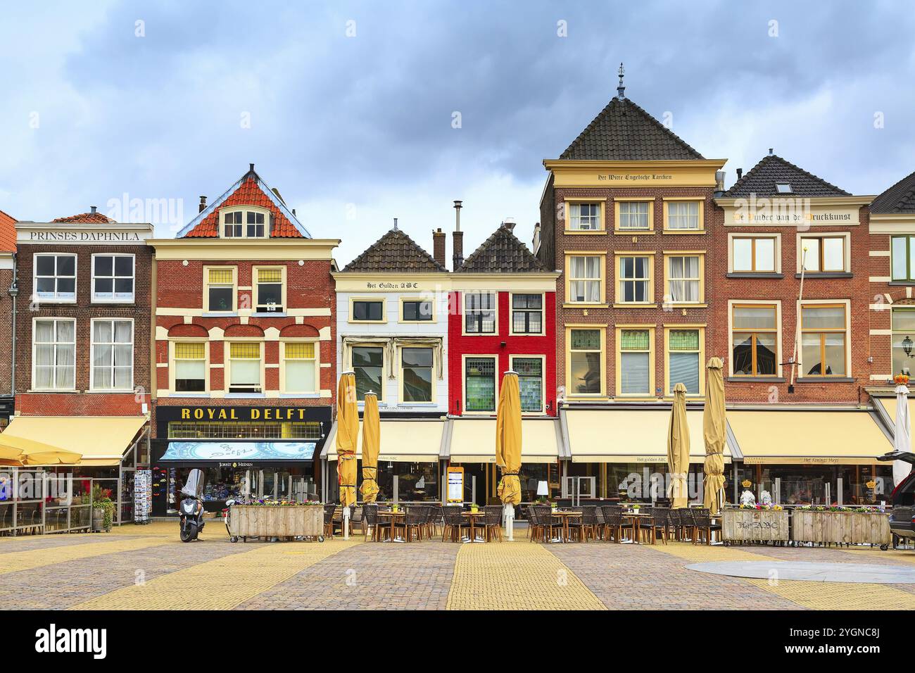 Delft, Paesi Bassi, 8 aprile 2016: Vista colorata sulla strada con tradizionali case olandesi sulla piazza, gente nel centro della popolare destinazione olandese Foto Stock
