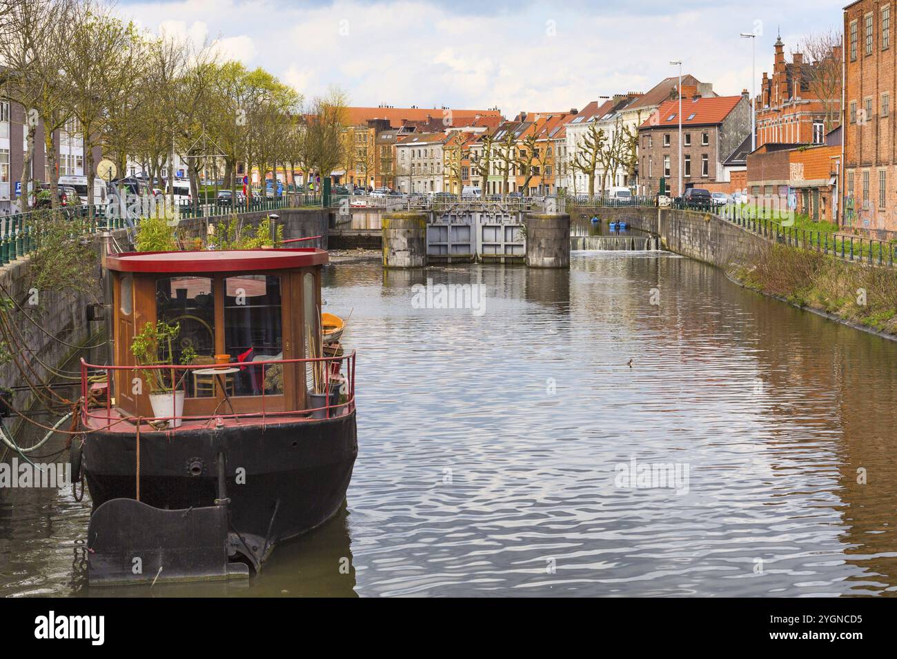 Panorama con vecchie case colorate tradizionali, canale e barca nella popolare destinazione turistica di Gand, Belgio, Europa Foto Stock
