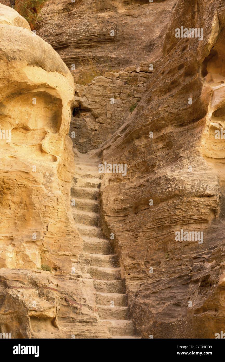 Wadi Musa, Jordan rocce e la scala vista a Little Petra, Siq al-Barid Foto Stock