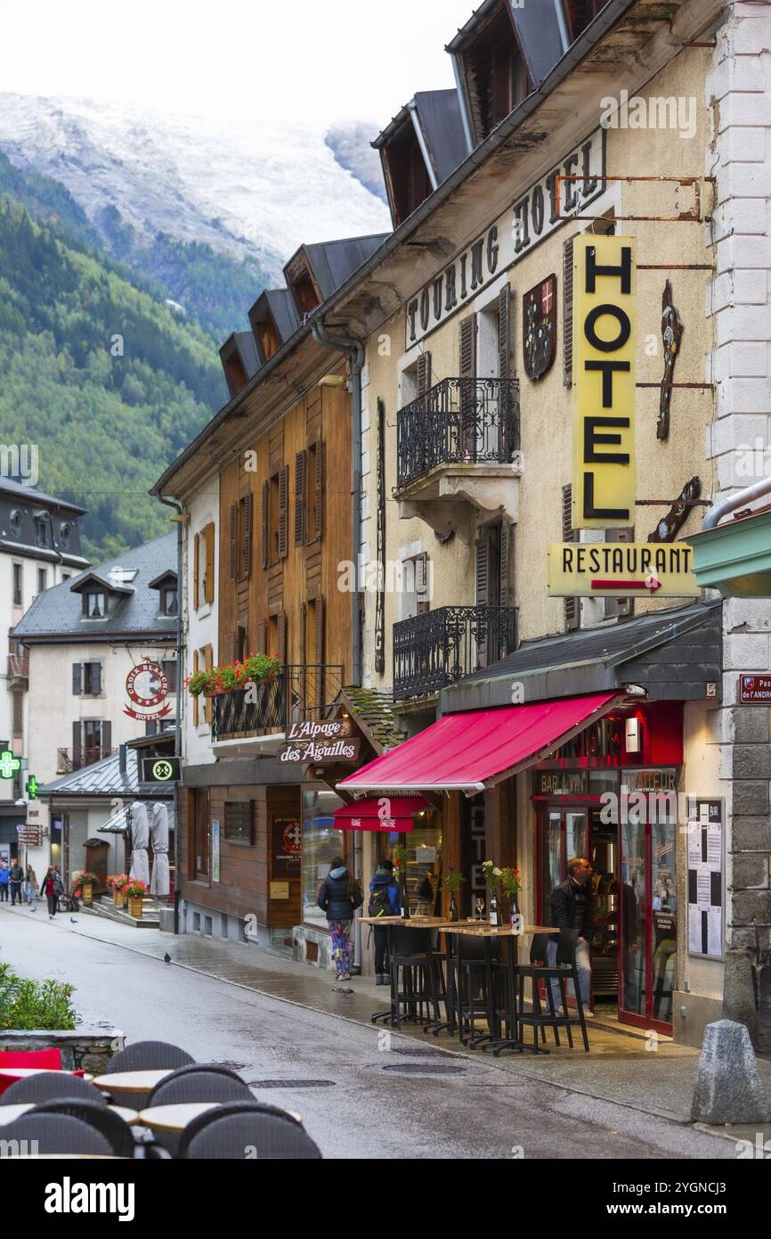 Chamonix Mont-Blanc, Francia, 4 ottobre 2019: Vista sulla strada nel centro della famosa località turistica e delle Alpi francesi, in Europa Foto Stock