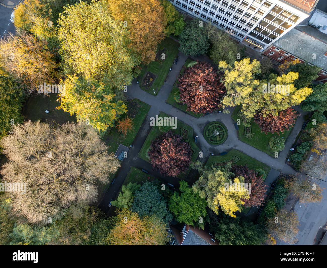 Alberi autunnali nei St John's Gardens, nel verde del centro città, Manchester, Inghilterra Foto Stock