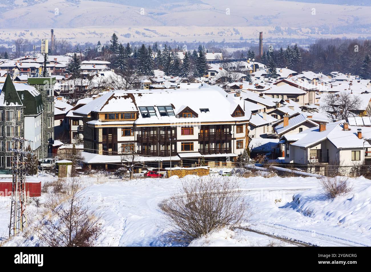 Chalet in legno, case e paesaggi di montagne innevate nella località sciistica bulgara di Bansko, Bulgaria, Europa Foto Stock
