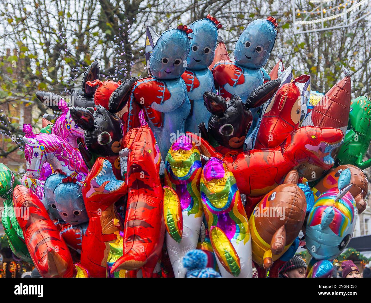 Un mucchio di strane, divertenti e colorate creature gonfiabili vendute al mercatino di Natale di York Foto Stock