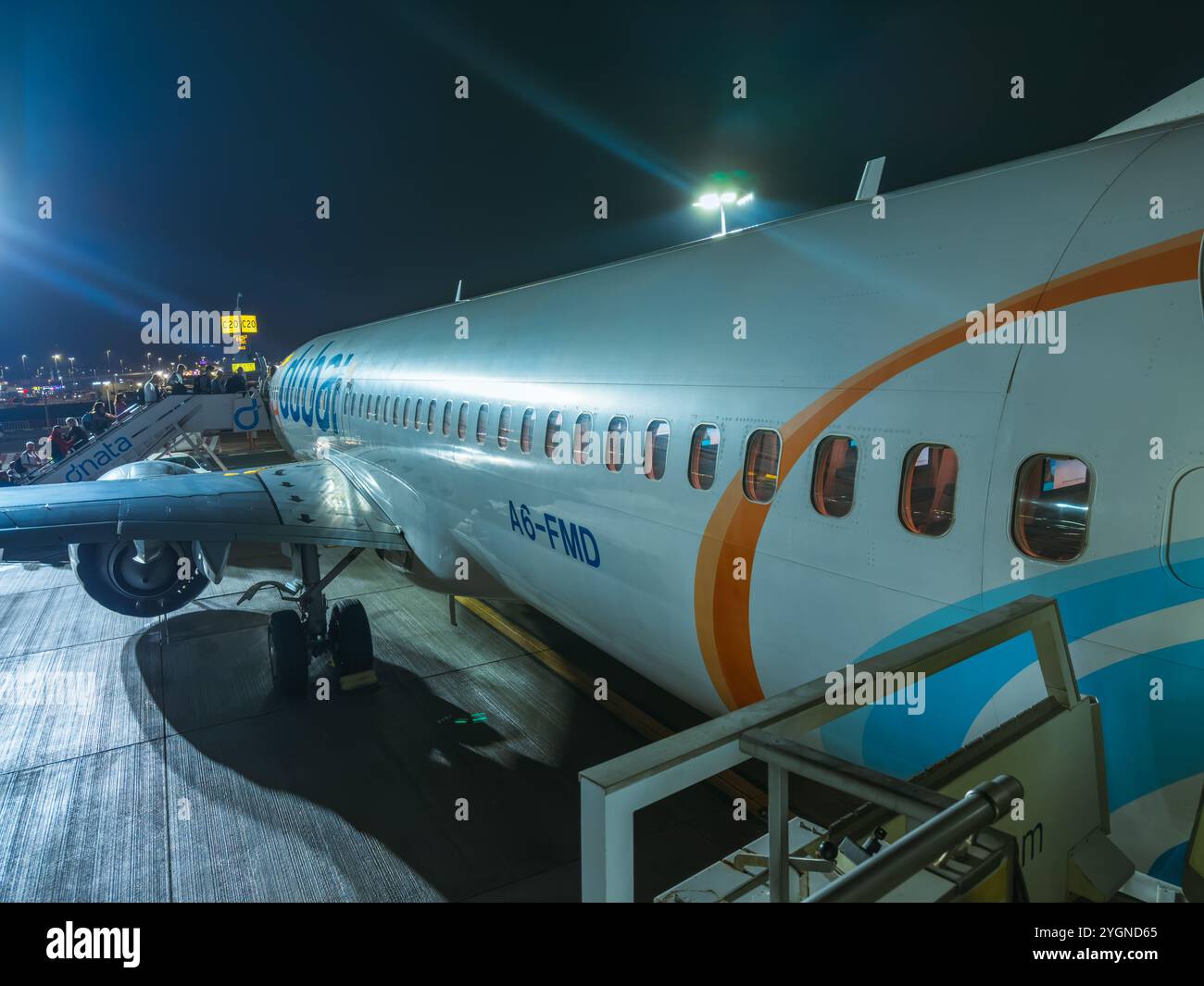 Dubai, Emirati Arabi Uniti - 3 aprile 2024: Imbarco notturno di un volo Flydubai al Terminal 3 dell'Aeroporto Internazionale di Dubai. Foto Stock
