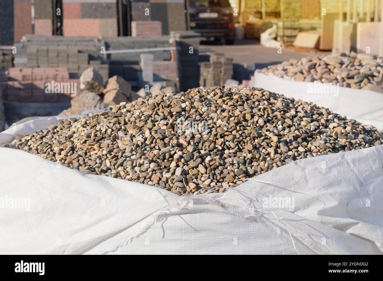Le pietre decorative sono vendute nel mercato delle costruzioni. Ciottoli di fiume. Materiale in pietra naturale per la decorazione e la costruzione. Foto Stock