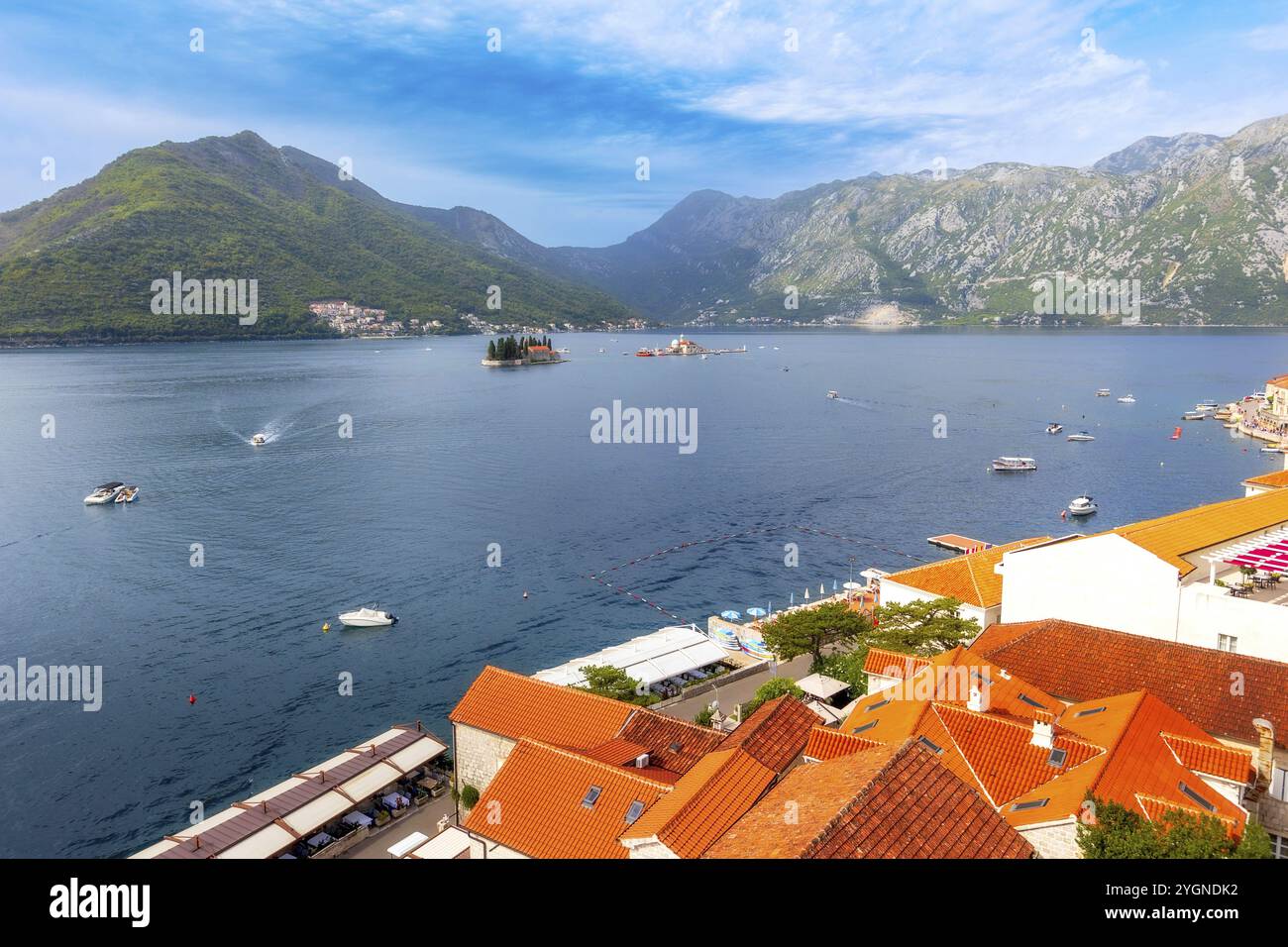 Perast, Montenegro, case e chiesa di nostra Signora delle rocce e isola di San Giorgio, vista aerea della Baia di Cattaro Foto Stock
