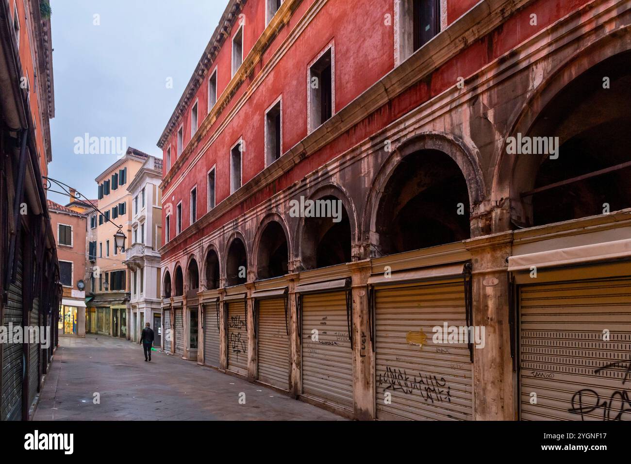 Una donna cammina nella Venezia spopolata la mattina presto Foto Stock