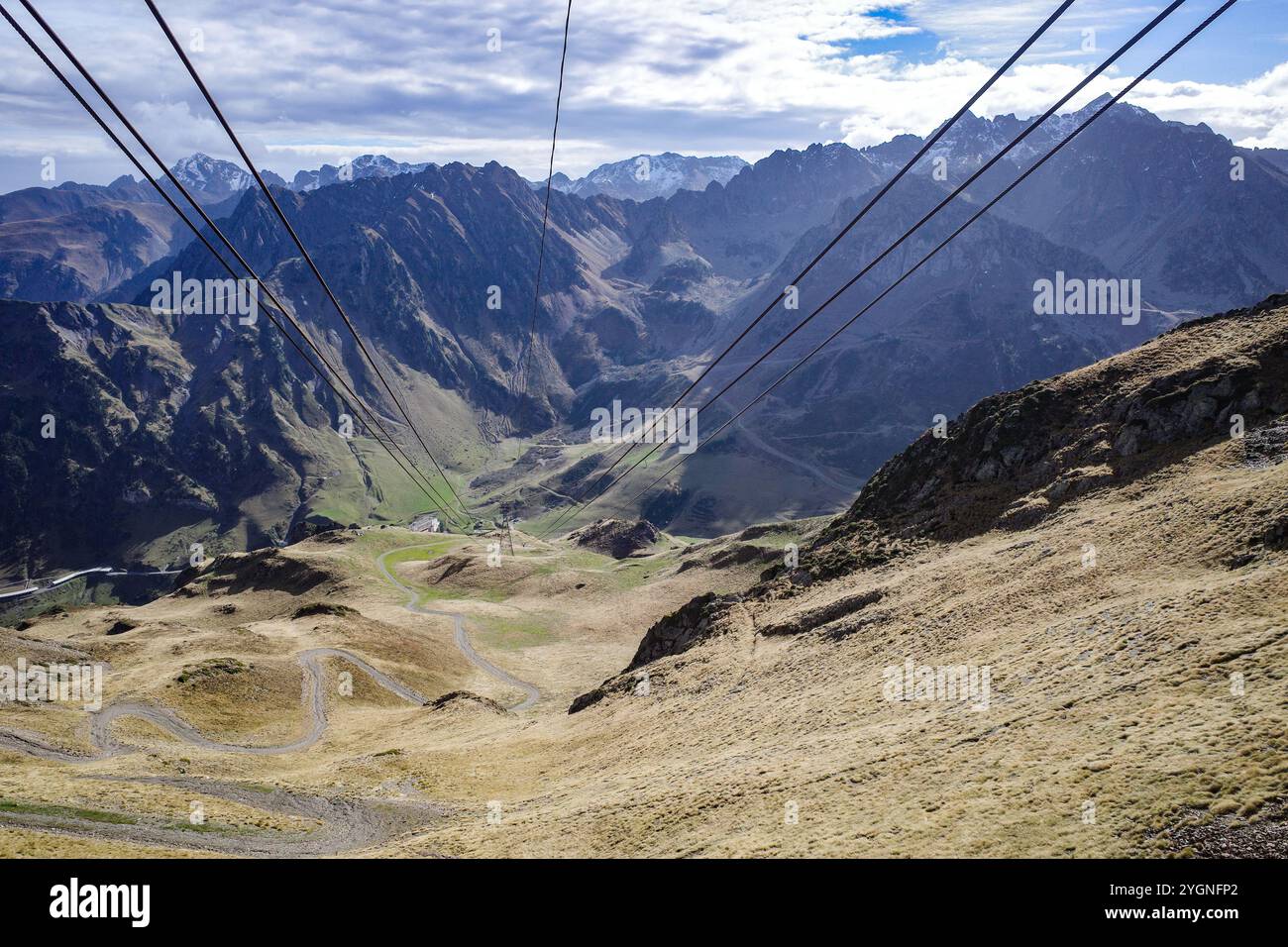 La Mongie, Francia - 2 novembre 2024: Funivia da la Mongie al PIC du Midi, nei Pirenei francesi Foto Stock