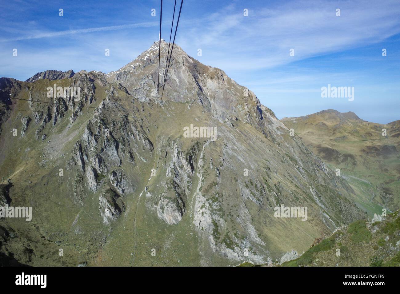 La Mongie, Francia - 2 novembre 2024: Funivia da la Mongie al PIC du Midi, nei Pirenei francesi Foto Stock