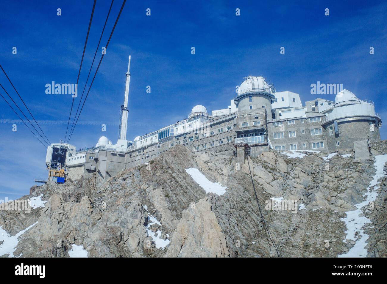 La Mongie, Francia - 2 novembre 2024: Funivia da la Mongie al PIC du Midi, nei Pirenei francesi Foto Stock