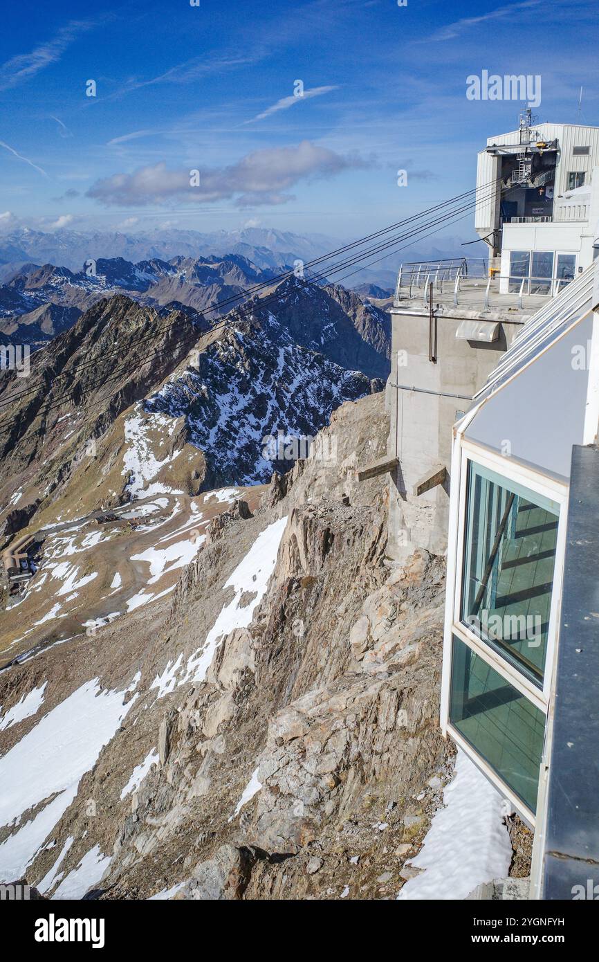 La Mongie, Francia - 2 novembre 2024: Funivia presso l'Osservatorio PIC du Midi, nei Pirenei francesi Foto Stock