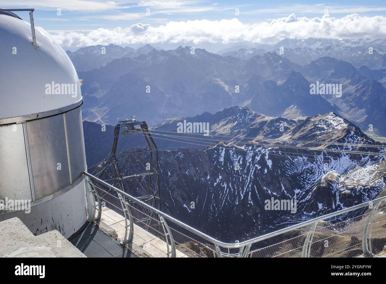 PIC du Midi, Francia - 2 novembre 2024: Vista sui Pirenei francesi dall'Osservatorio PIC du Midi Foto Stock