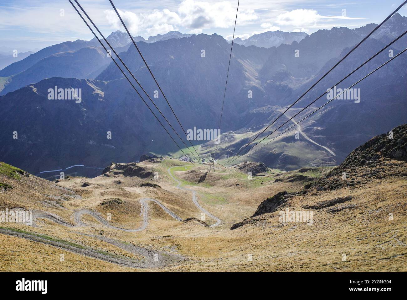 La Mongie, Francia - 2 novembre 2024: Vista dei Pirenei francesi dalla funivia del PIC du Midi Foto Stock