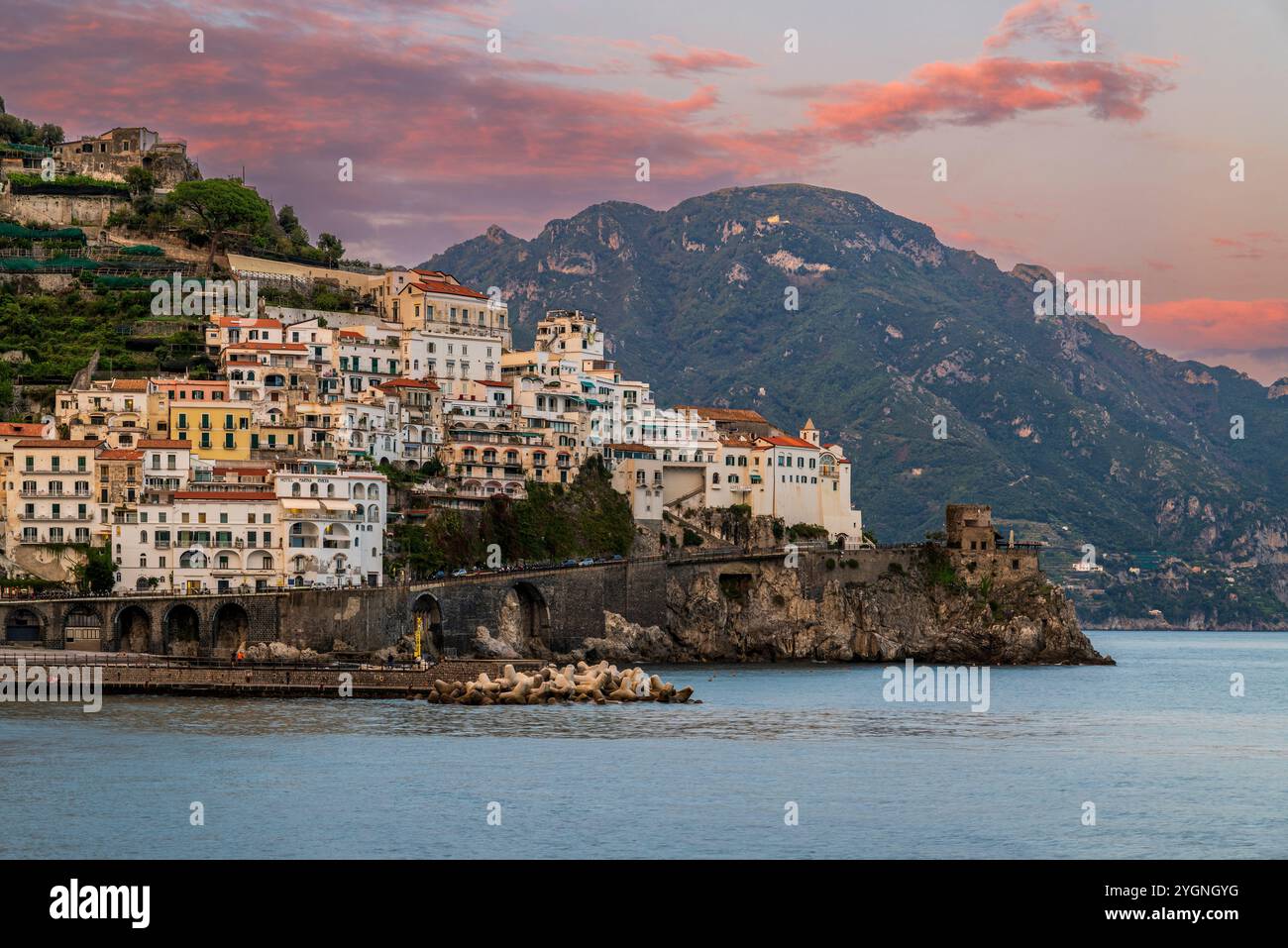 Vista panoramica al tramonto di Amalfi, Campania, Italia Foto Stock