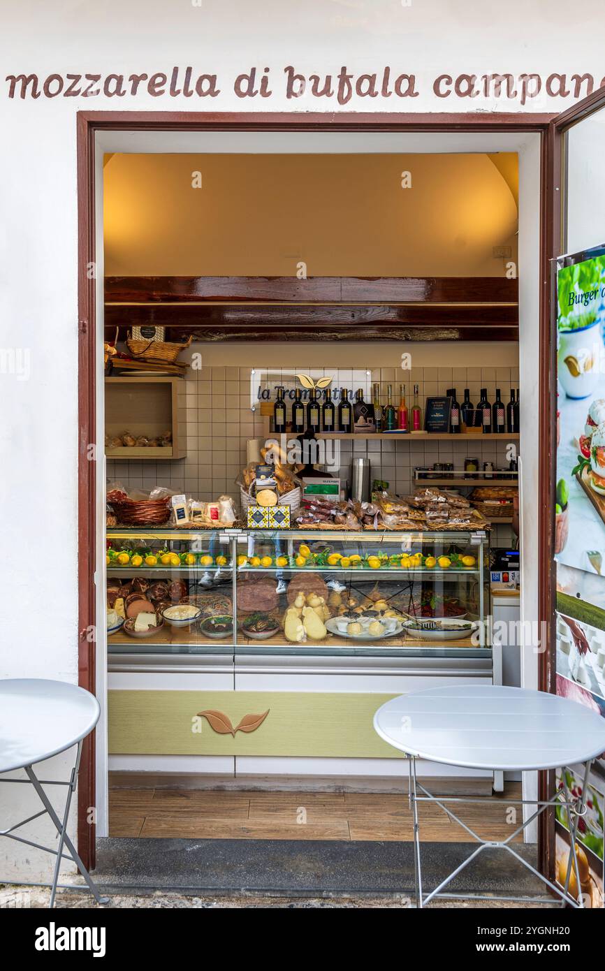 Negozio di alimentari che vende prodotti tipici locali, Amalfi, Campania, Italia Foto Stock