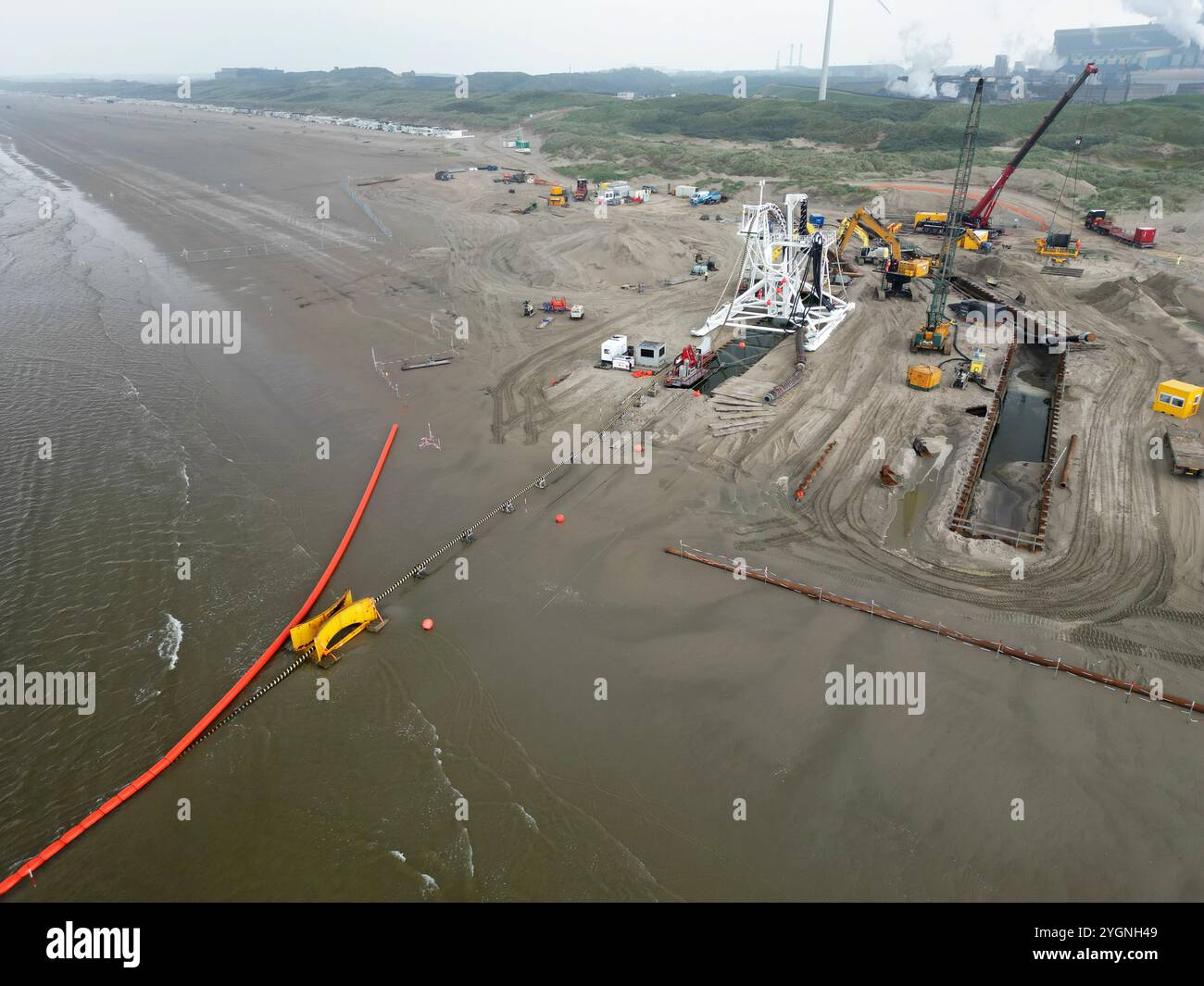 Collegamento di un parco eolico offshore a un centro di energia onshore a Wijk aan Zee, Paesi Bassi Foto Stock