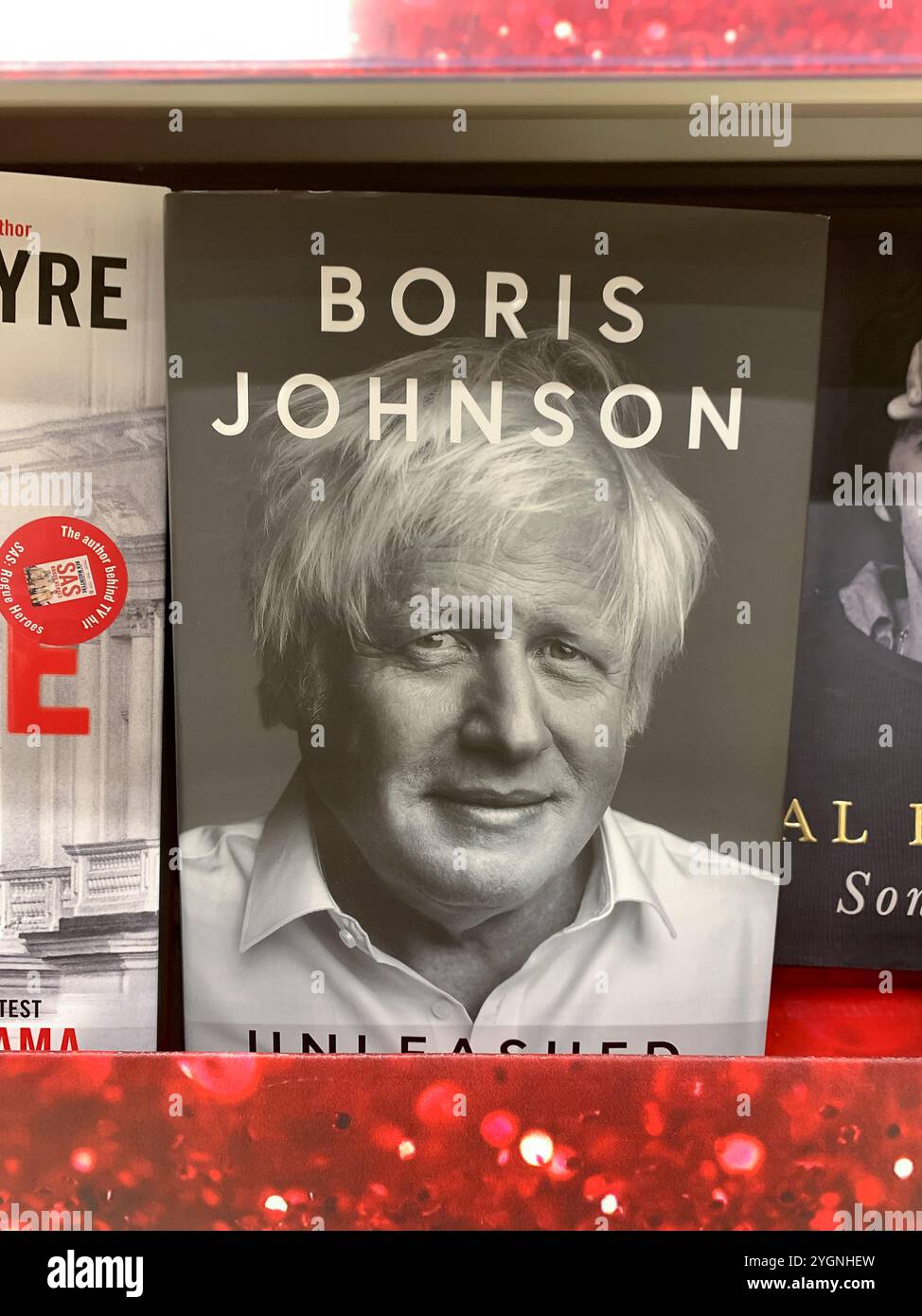 Taplow, Buckinghamshire, Regno Unito. 7 novembre 2024. Il libro di Boris Johnson in vendita in un negozio. Secondo quanto riferito, Boris Johnson è stato rimosso dal programma di Channel 4 per le elezioni notturne negli Stati Uniti all'inizio di questa settimana per aver continuato a promuovere il suo libro Unleashed, nonostante gli sia stato chiesto di non farlo. "Ora, qui in studio abbiamo un pannello in gran parte nuovo - Boris Johnson è stato licenziato per aver sbattuto troppo sul suo libro", ha detto il co-presentatore Krishnan Guru-Murthy a meno di due ore dalla copertura di Channel 4'. Crediti: Maureen McLean/Alamy Foto Stock