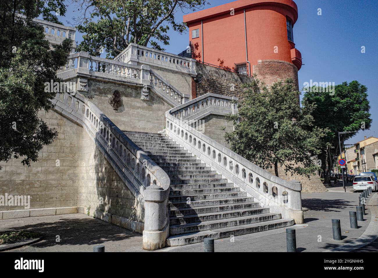 Perpignan, Francia - 27 agosto 2024: Escala monumentale (Escala Moliere), un'attrazione architettonica a Perpignan, Francia Foto Stock
