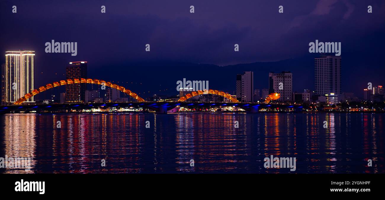 Ponte dei draghi nella città di da Nang Foto Stock