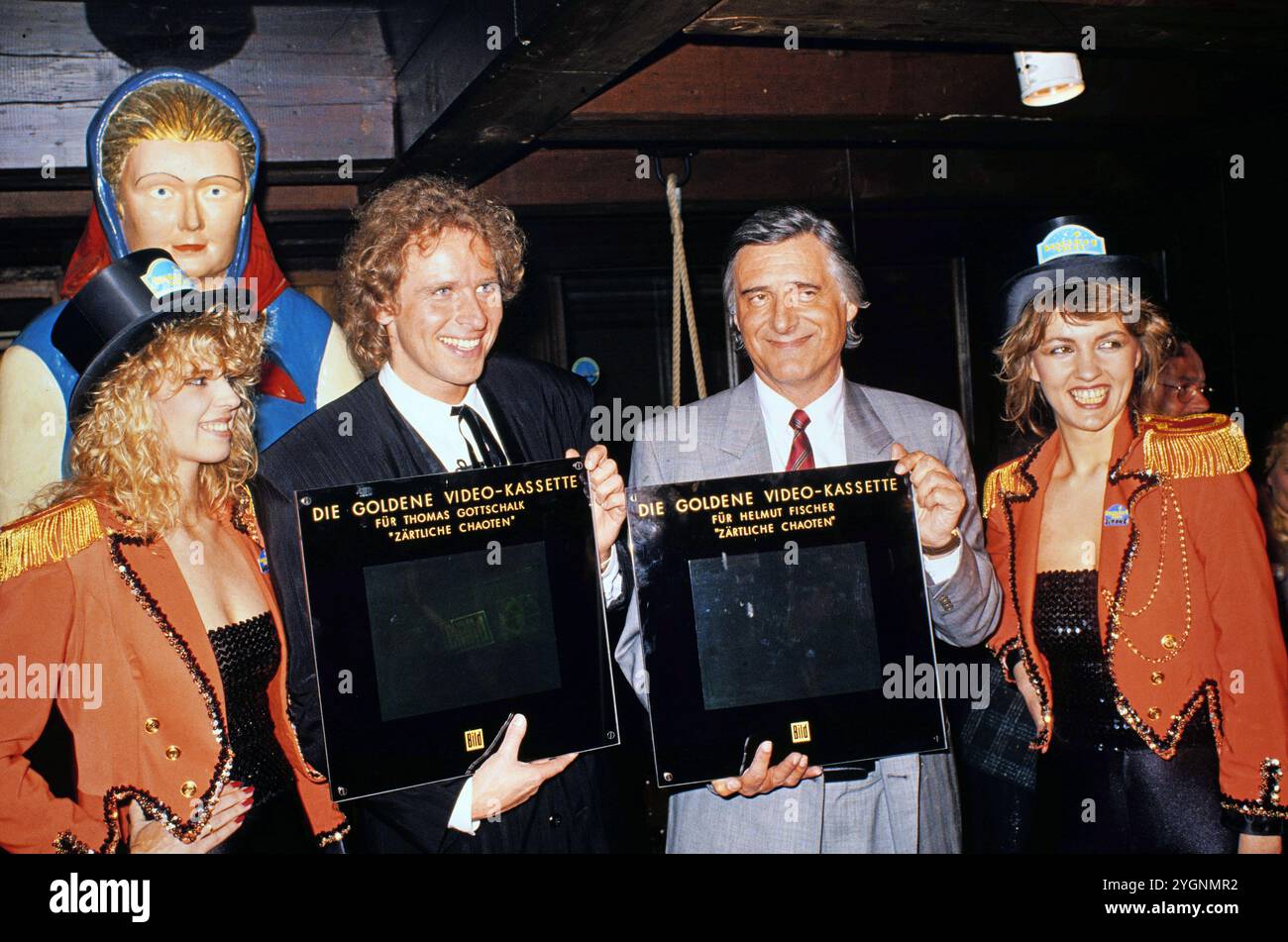 Thomas Gottschalk und Helmut Fischer bei der Verleihung: Die Goldene Video-Kassette 1988 für Die Filmkomödie: Zärtliche Chaoten. Foto Stock