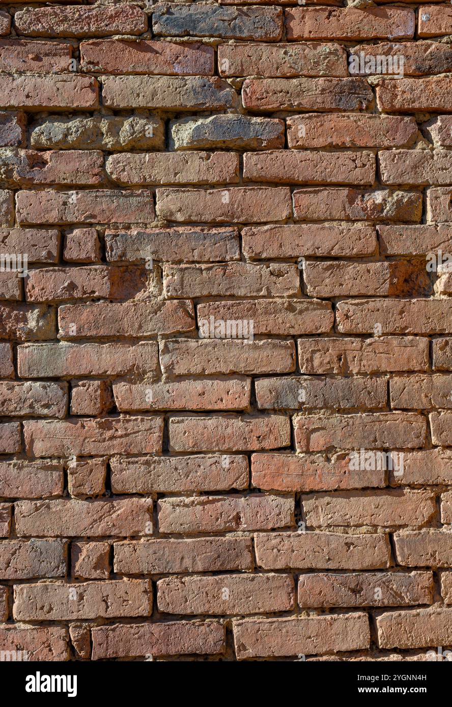 Sfondo con vecchia parete in mattoni fatti a mano in argilla. Foto Stock