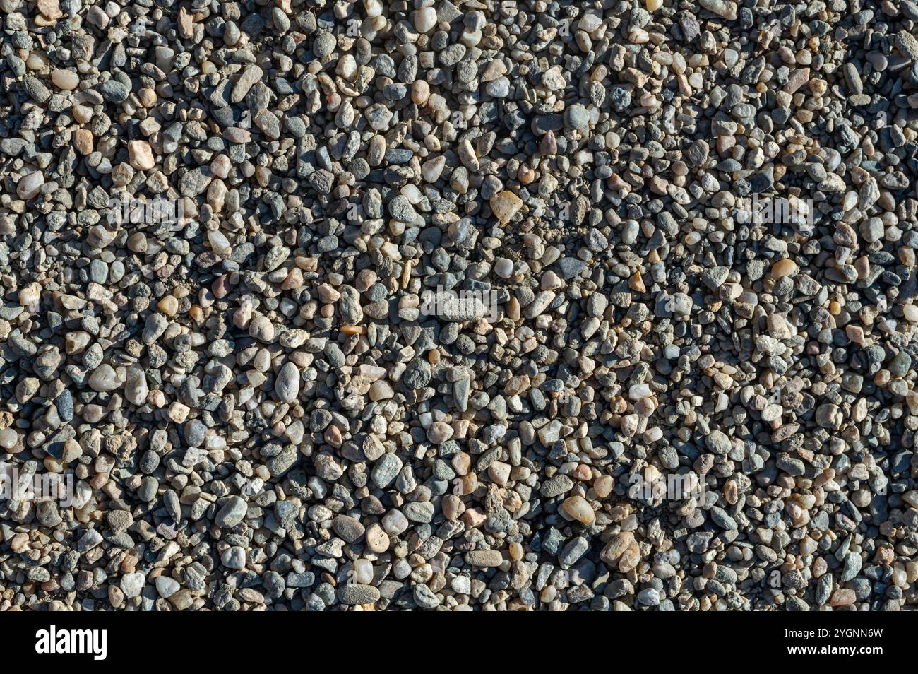 fondo con consistenza di ciottoli, piccola materia prima ghiaia nella fabbricazione del calcestruzzo Foto Stock