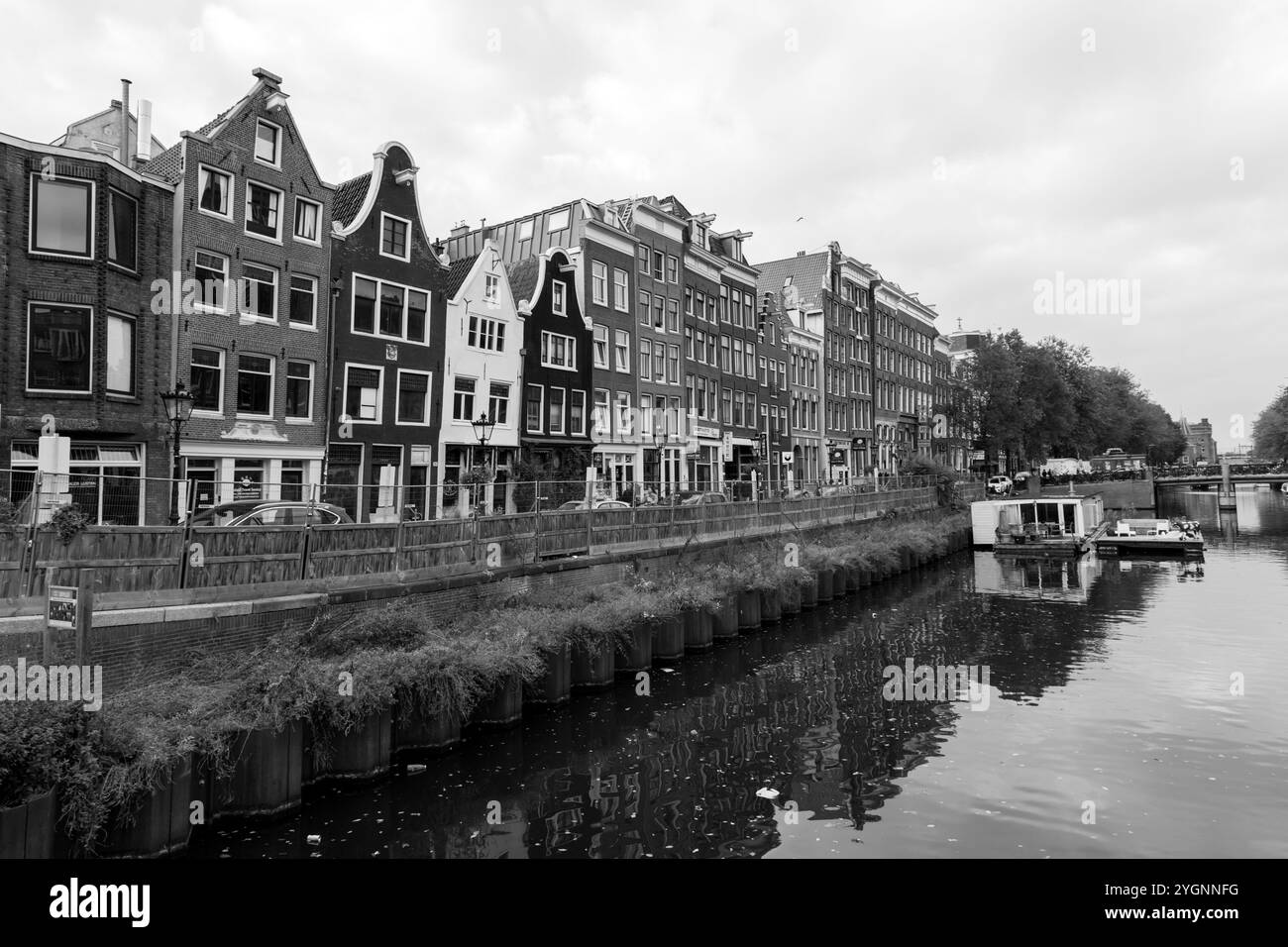 Amsterdam, NL, 10 ottobre 2021: Tipici edifici olandesi e canali panoramici di Amsterdam, la capitale dei Paesi Bassi. Foto Stock