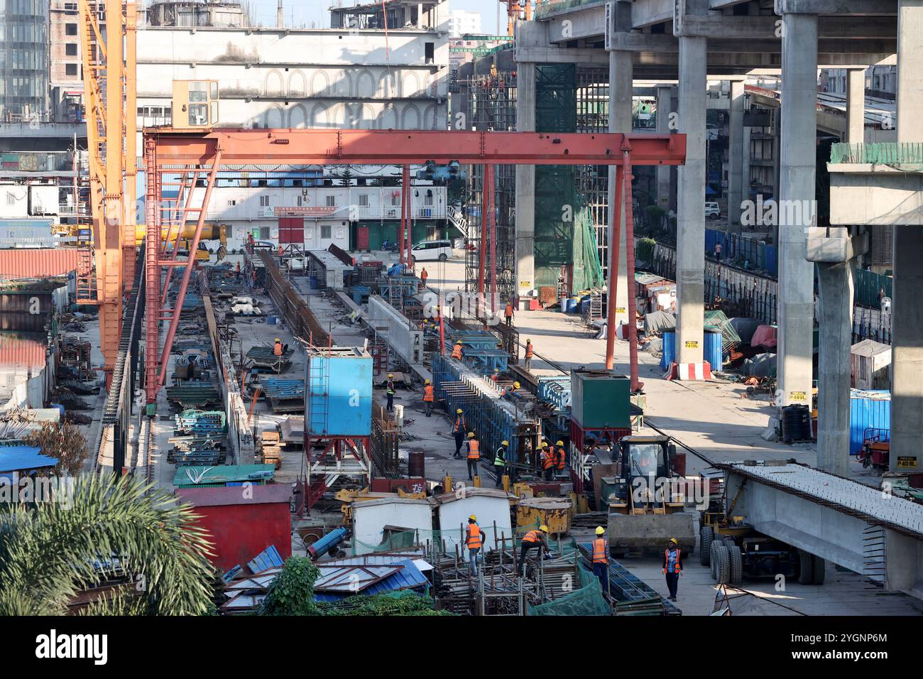 Dacca, Bangladesh - 8 novembre 2024: I lavoratori edili stanno lavorando alla sezione Moghbazar della superstrada sopraelevata di Dacca. Il lavoro è stato ripreso a novembre Foto Stock