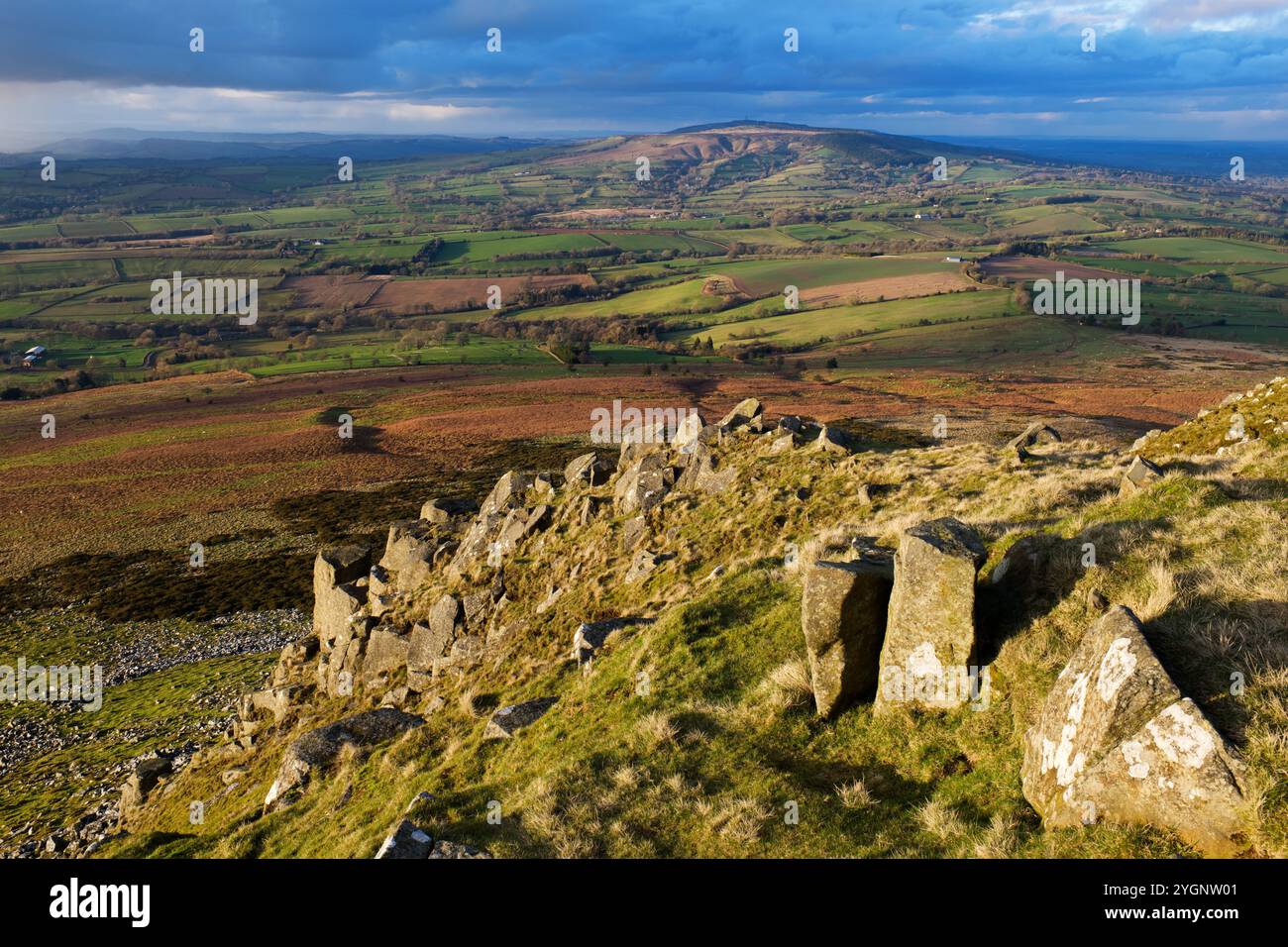 Brown Clee Hill, il punto più alto dello Shropshire, visto dalla vicina Titterstone Clee Hill. Foto Stock
