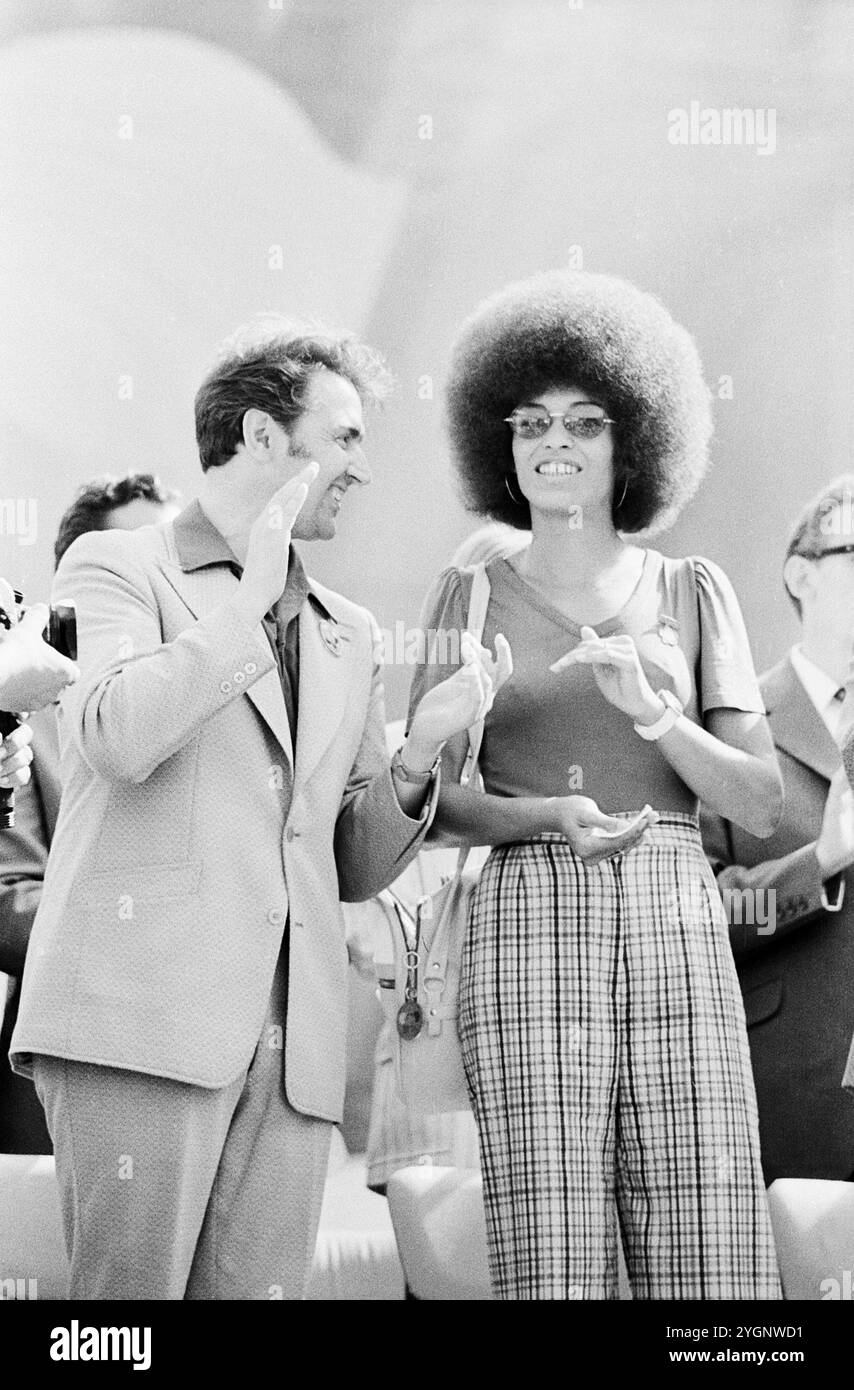 Die US-amerikanische Bürgerrechtlerin, Black Power-Symbolfigur, Philosophin, Humanwissenschaftlerin und Schriftstellerin, zu diesem Zeitpunkt Führungsperson der Kommunistischen Partei der USA (CPUSA) Angela Davis zu Besuch bei den X. Weltfestspielen der Jugend und Studenten in Ost-Berlin; links neben ihr Günther Jahn, 1. Sekretär des Zentralrats der Freien Deutschen Jugend (FDJ), DDR 1973. Foto Stock