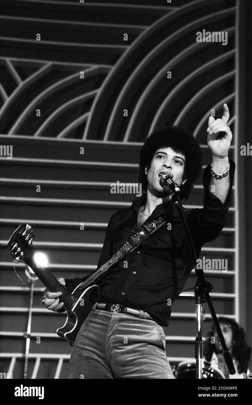 Der britische Sänger, Songwriter und Gitarrist Ray Dorset, seit 1972 bekannt unter dem Namen der Rock- und Bluesband, bei der er frontman ist, Mungo Jerry. Hier Spielt Mungo Jerry auf der Bühne beim Auftritt in "Ein Kessel Buntes" im Ost-Berliner Friedrichstadt-Palast, DDR 1985. Foto Stock