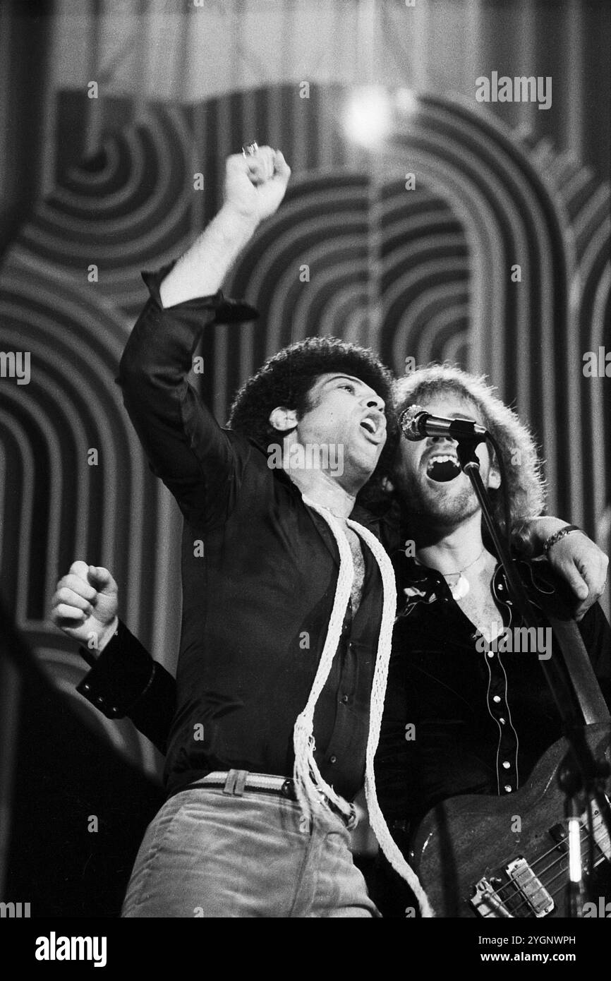 Der britische Sänger, Songwriter und Gitarrist Ray Dorset (links), seit 1972 bekannt unter dem Namen der Rock- und Bluesband, bei der er frontman, Mungo Jerry. Hier Spielt Mungo Jerry auf der Bühne beim Auftritt in "Ein Kessel Buntes" im Ost-Berliner Friedrichstadt-Palast, DDR 1985. Foto Stock