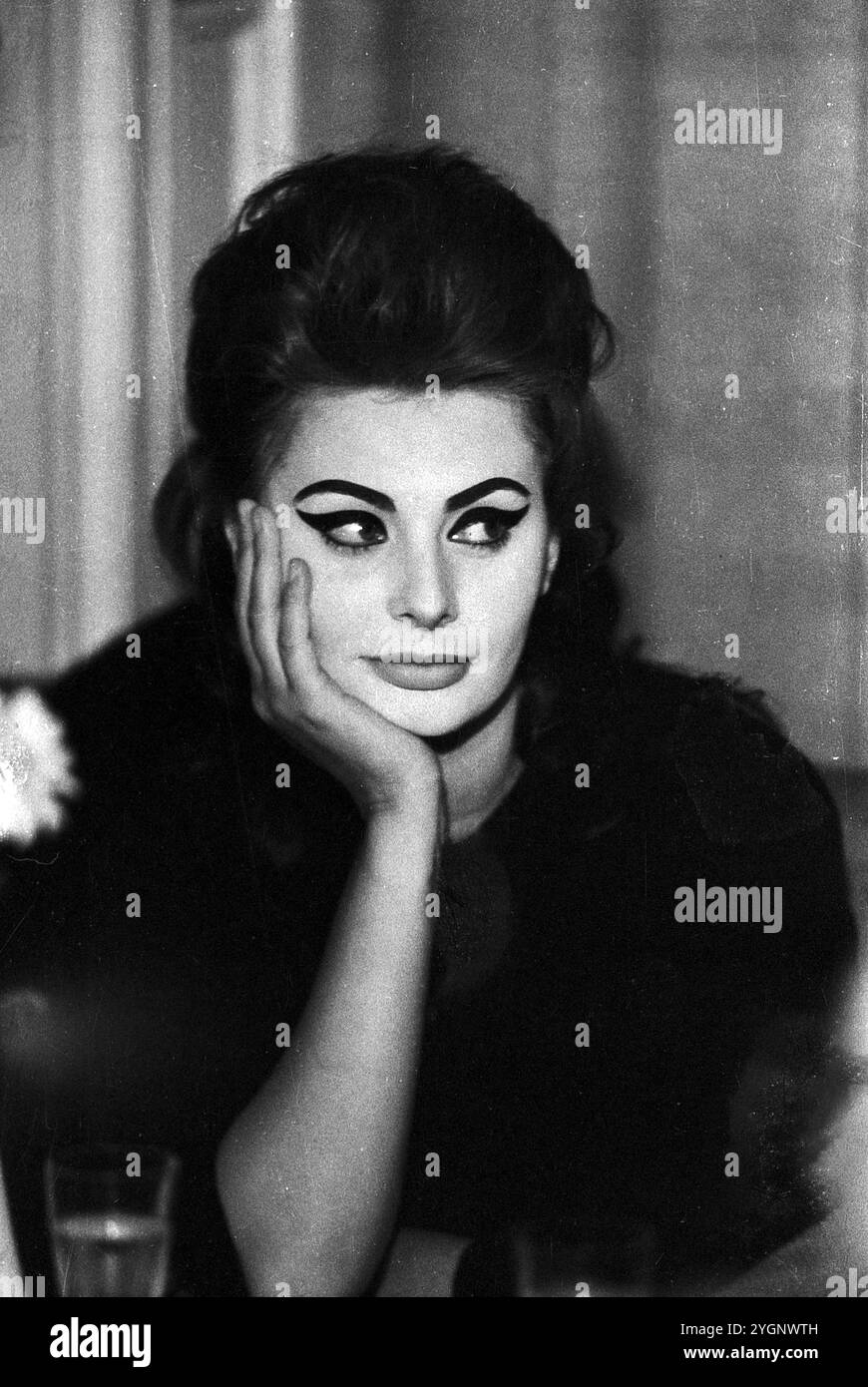 Die italienische Schauspielerin Sophia Loren bei einer Pressekonferenz im Ost-Berliner Ensemble 'Die Möwe', DDR 1962. "Einer Einladung des Clubs der Filmschaffenden folgend, nahmen Donnerstag Abend Sophia Loren, ihr -latte, der Filmproduzent Carlo Ponti, Regisseur Vittorio de Sica und der Schauspieler Maximilian Schell an einem zwanglosen Beisammensein mit Filmund Theaterleuten aus der DDR teil." [Archiv Neues Deutschland, 08.06.1962] Foto Stock