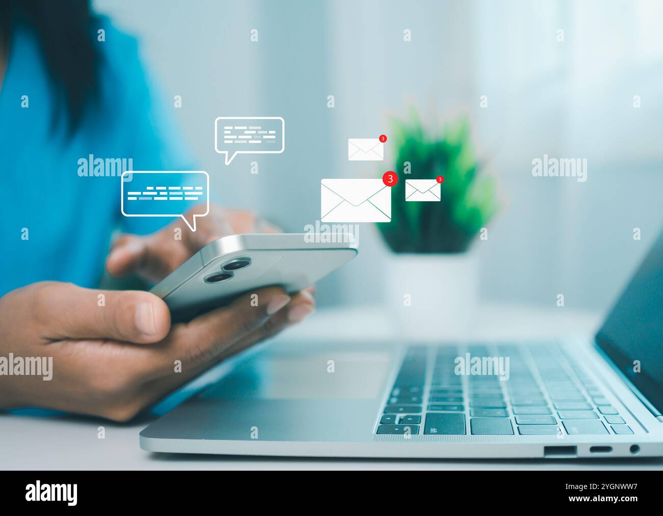 Comunicazione online, marketing online, data link tech, imprenditrice che tiene in mano lo smartphone e tocca con icona virtuale newsletter bianca per electroni Foto Stock