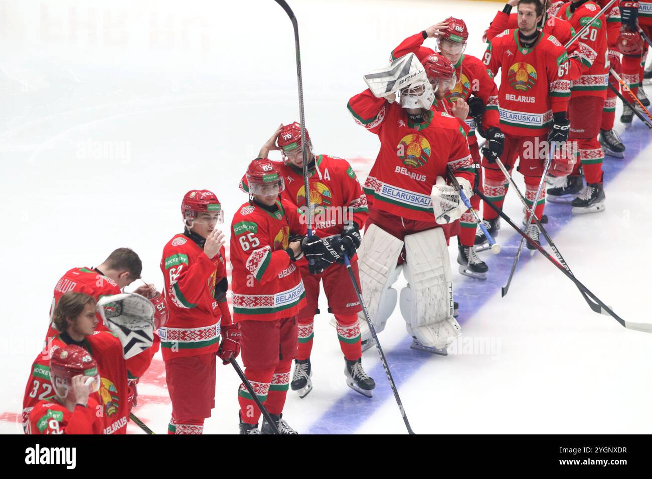 San Pietroburgo, Russia. 7 novembre 2024. I giocatori della squadra di hockey bielorussa U20 si schierano durante la partita di hockey, la Future Cup tra Kazakistan U20 e Bielorussia U20 al Jubilee Sports Complex. (Punteggio finale; Kazakistan U20 2:5 Bielorussia U20) crediti: SOPA Images Limited/Alamy Live News Foto Stock