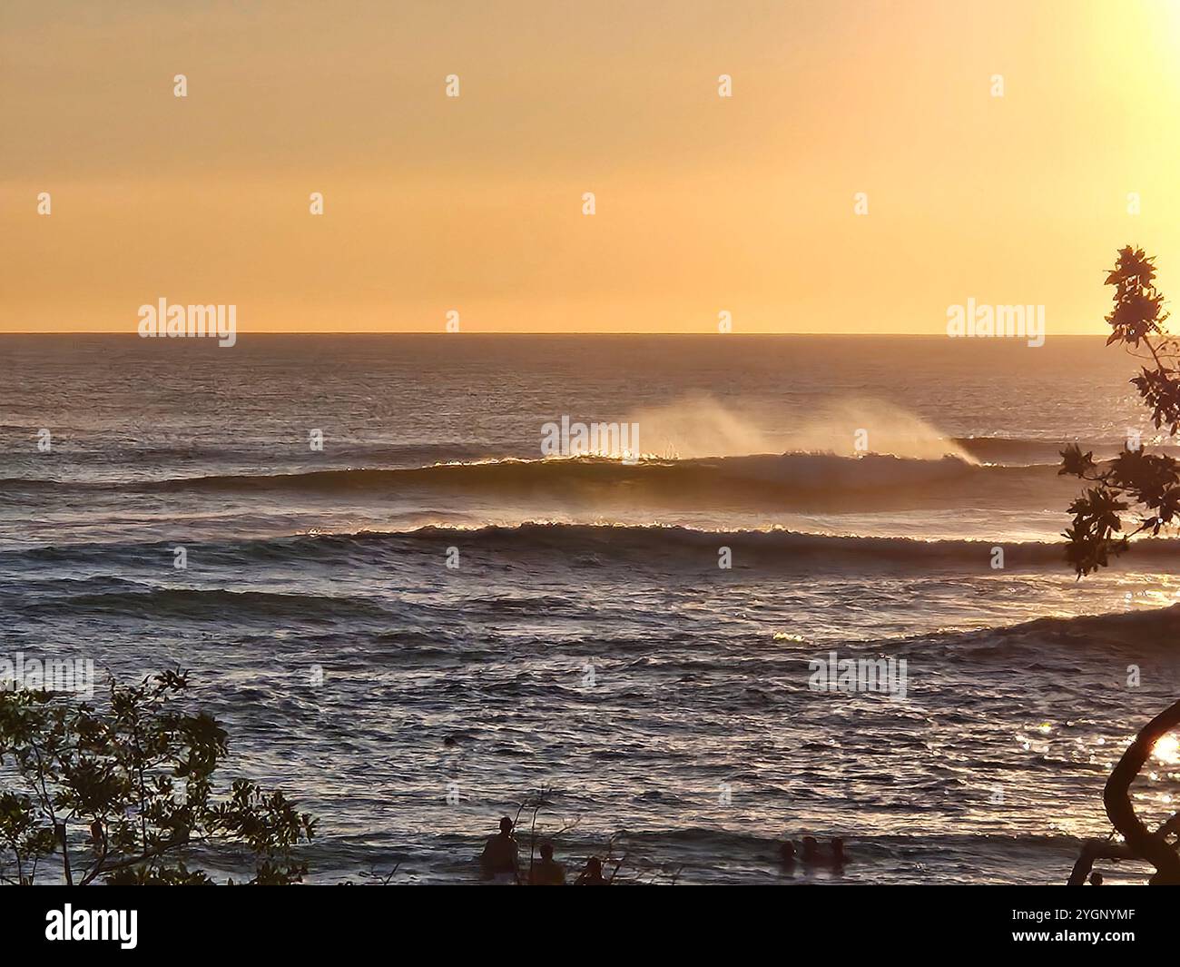 Onde pomeridiane sulla costa tropicale del pacifico di Guanacaste, Costa Rica Foto Stock