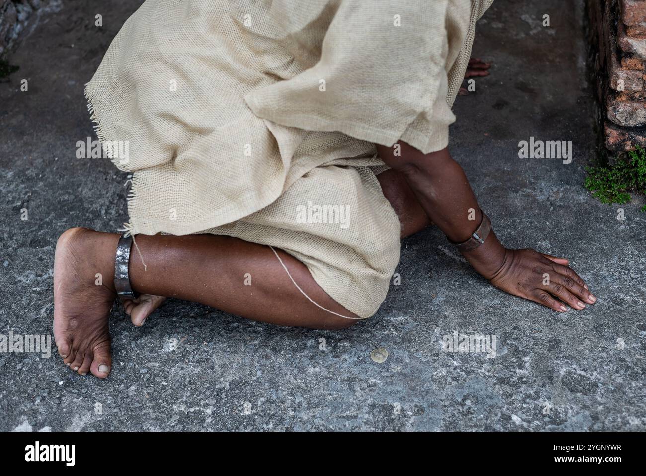 Dettaglio dei piedi incatenati di una donna nera a Pelourinho. Schiavitù in Brasile. Rappresenta la schiava Anastacia. Foto Stock