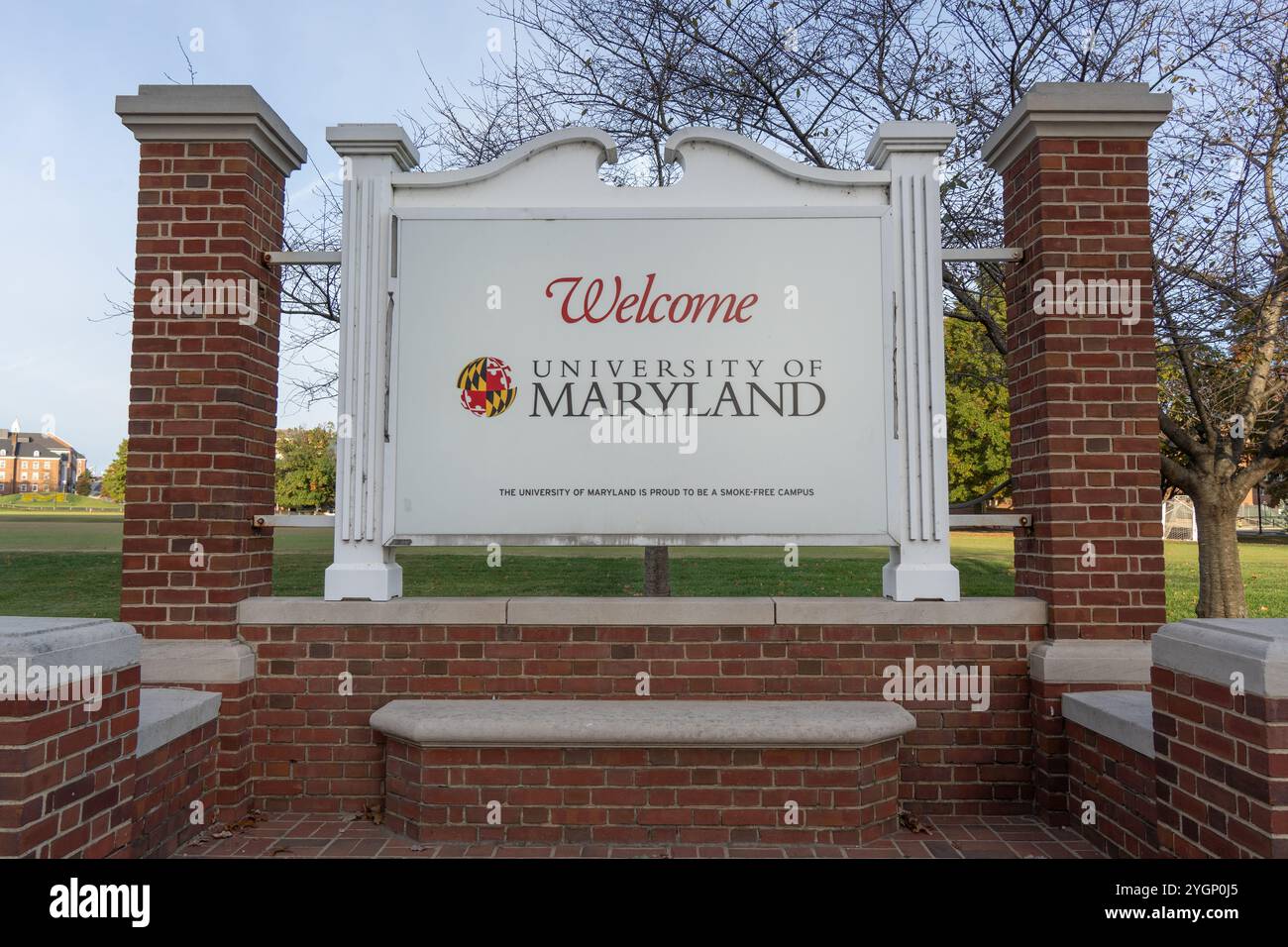 College Park, Maryland - 27 ottobre 2024: Cartello di benvenuto per l'ingresso all'University of Maryland College Park, campus del Maryland Foto Stock
