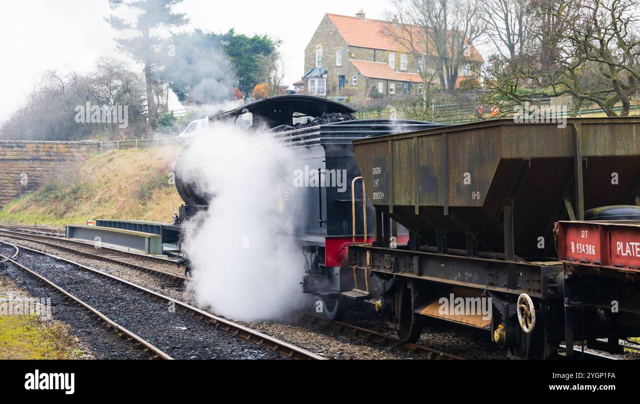 North Yorkshire Moors Railway, NYMR, Moorlander, P3 65894 che si getta alla stazione di Goathland. Foto Stock
