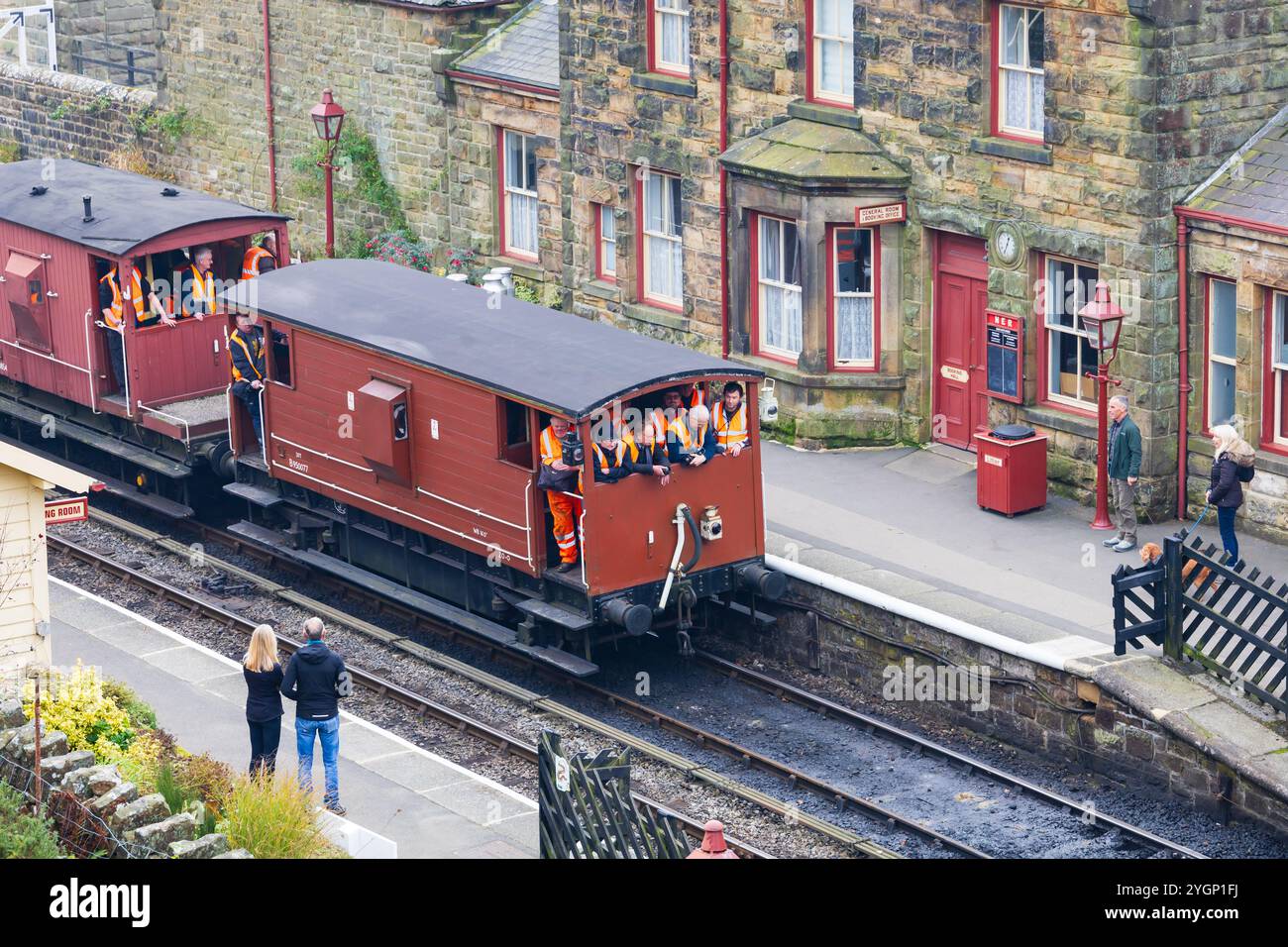 Appassionati di ferrovie, esploratori, in un'escursione fotografica speciale per fotografi. North Yorkshire Moors Railway, NYMR, alla stazione di Goathland. Foto Stock