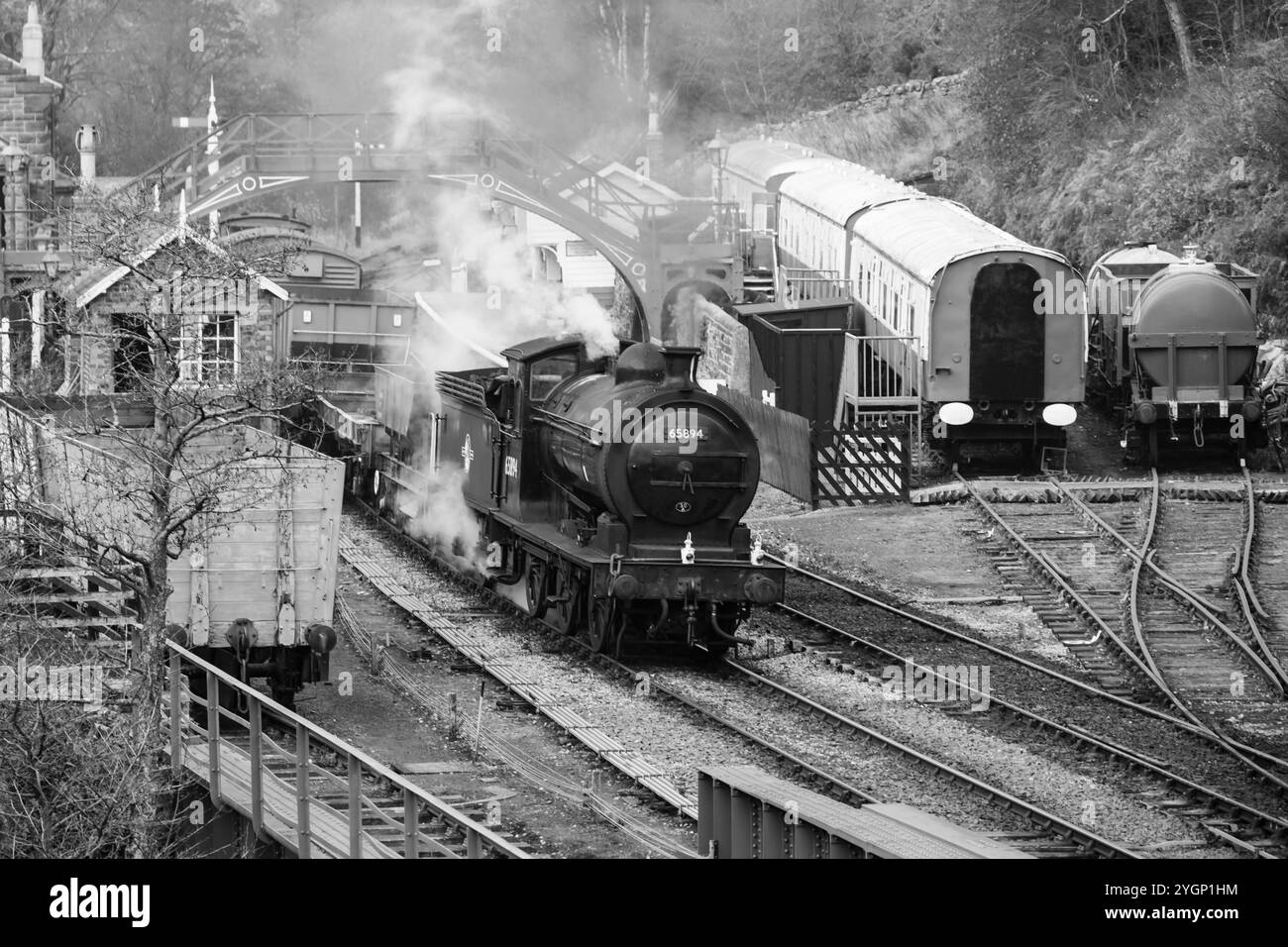 Bianco e nero, monocromatico, North Yorkshire Moors Railway, NYMR, Moorlander, P3 65894 che si getta alla stazione di Goathland. Foto Stock
