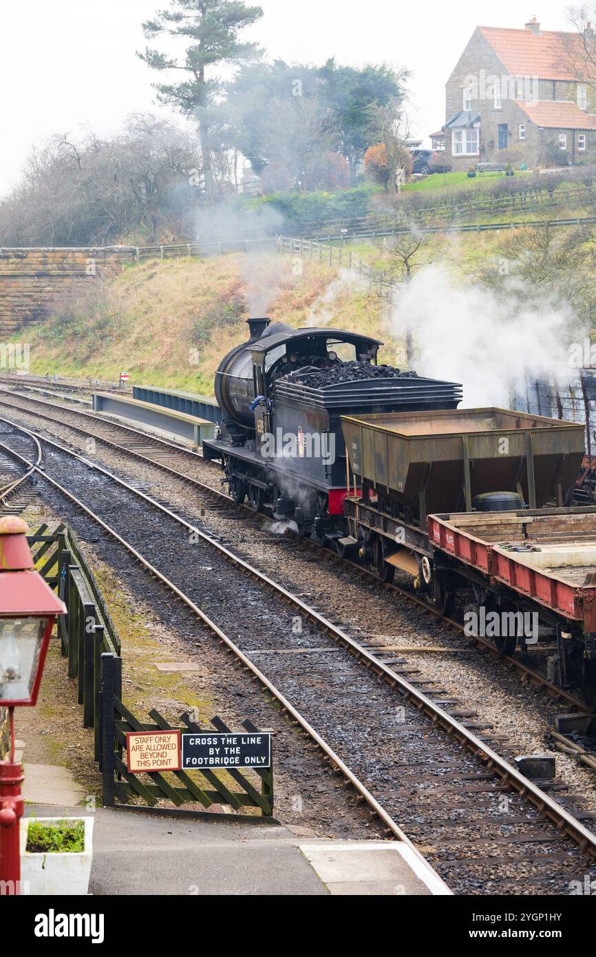 North Yorkshire Moors Railway, NYMR, Moorlander, P3 65894 che si getta alla stazione di Goathland. Foto Stock
