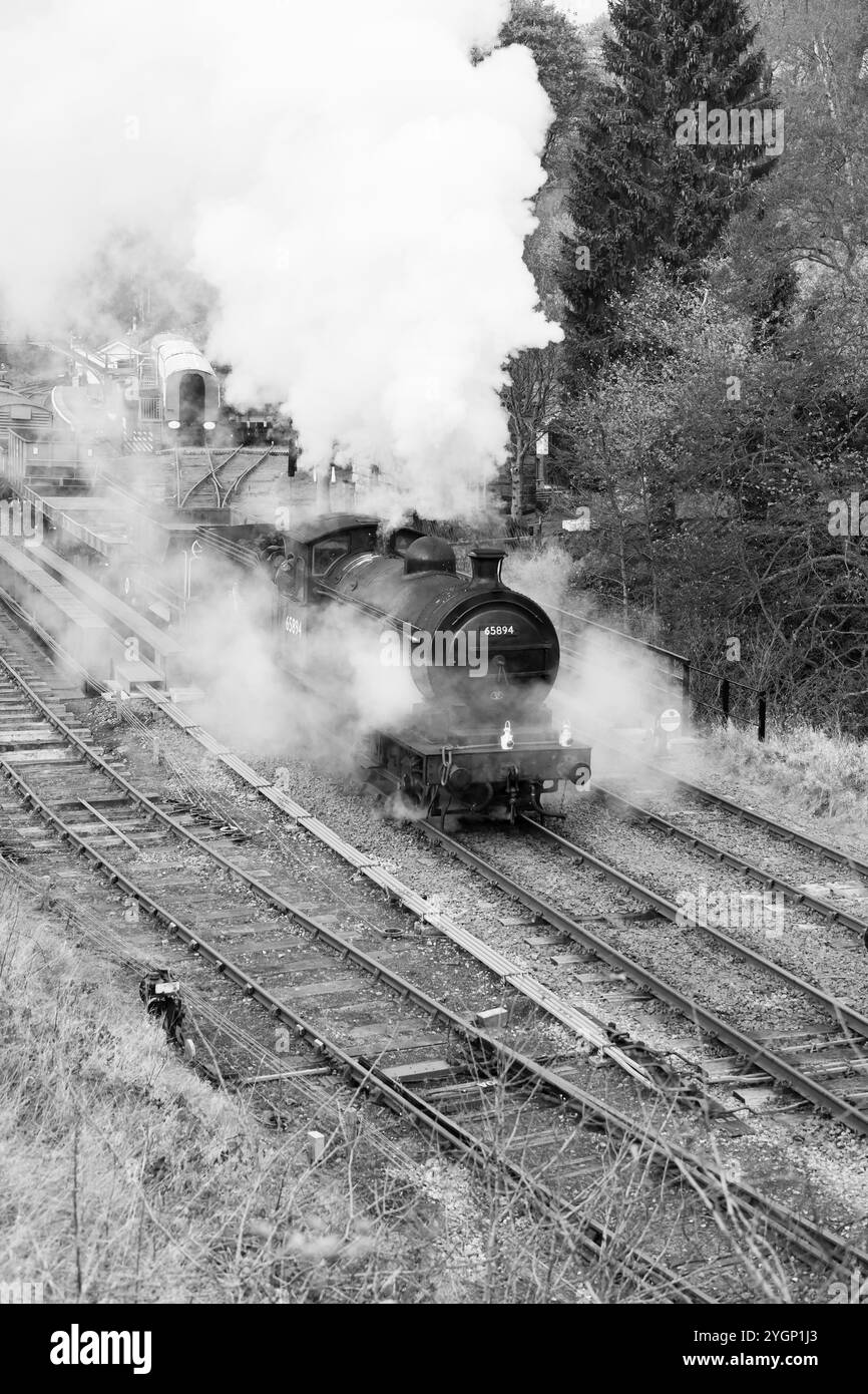 Bianco e nero, monocromatico, North Yorkshire Moors Railway, NYMR, Moorlander, P3 65894 che si getta alla stazione di Goathland. Foto Stock