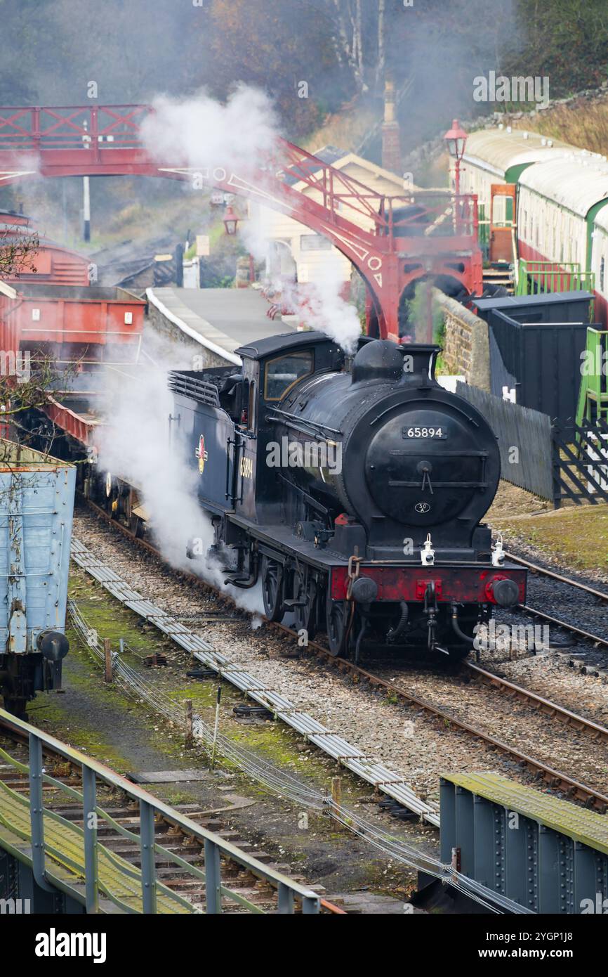 North Yorkshire Moors Railway, NYMR, Moorlander, P3 65894 che si getta alla stazione di Goathland. Foto Stock